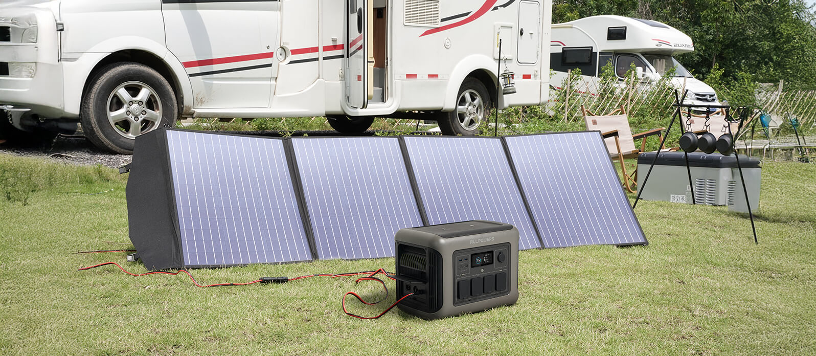 Uma configuração externa com painéis solares e uma estação de energia portátil, ideal para acampamentos ou necessidades de energia fora da rede, com um motorhome visível ao fundo.